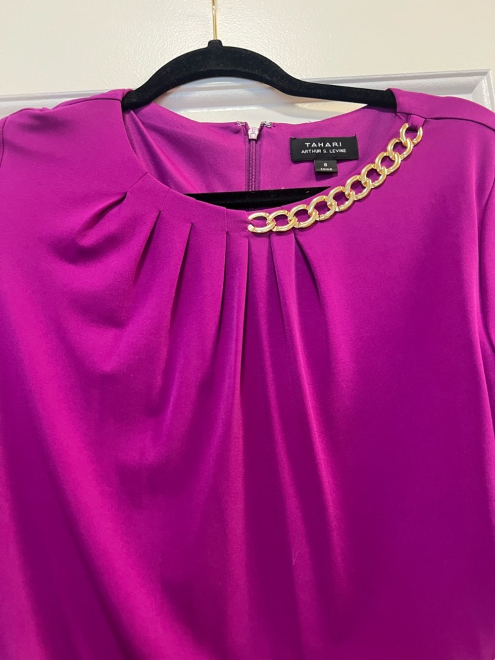 Tahari Magenta Ruched Dress Gold Chain Detail Size 8 Midi - Picture 2 of 5
